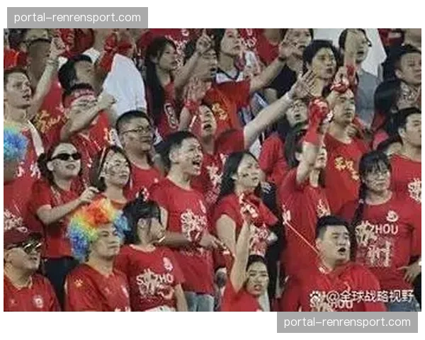 比赛因球迷医疗事件中断十分钟，双方球员与全场观众鼓掌致敬医护人员