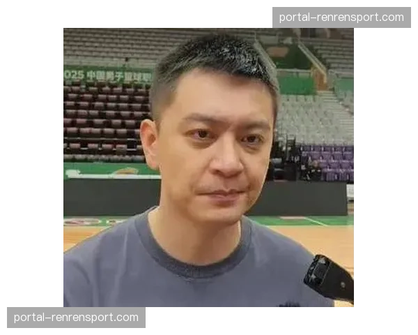 更衣室香槟时刻，杨鸣感谢了每一位包括未能报名的球员